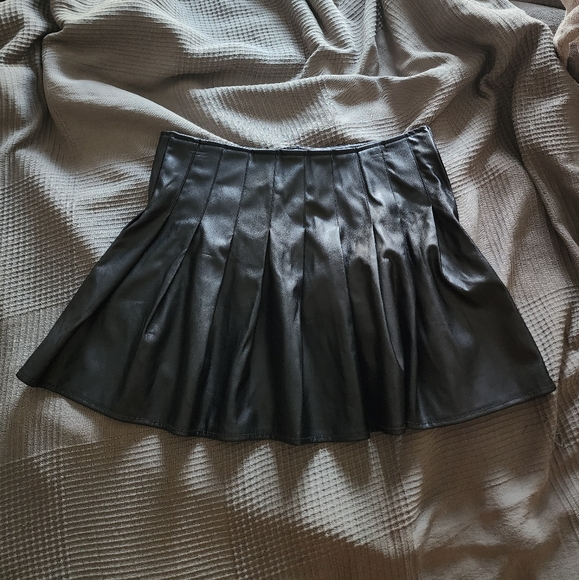 Leather pleated mini skirt - Picture 4 of 4